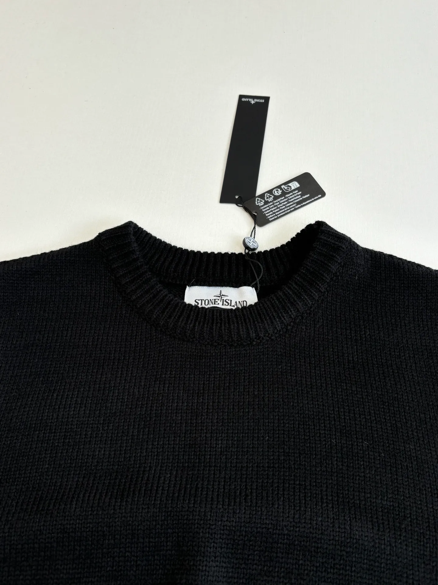 P410 Stone islan*/stone island solid color basic armband round neck knitted sweater. The original version was purchased and developed by 2488. The fabric is made of wool yarn blended nylon. The overall comfort is more skin-friendly than the original version. The YB upper body is particularly tight. We adjusted the overall feel and skin-friendly feeling based on the original wool yarn quality. Both are more comfortable and breathable than the ZP upper body. There is no difference between the stripes and the original version. And it can be done with full grade. Supports random detection of wool content. We ensure that every item our customers receive is of high quality. It also needs to be taken to the tatting factory for secondary processing. Stone Island armband, the overall wiring is straight and delicate, the fabric is comfortable and soft, the color is consistent without color difference Size: S/M/L/XL